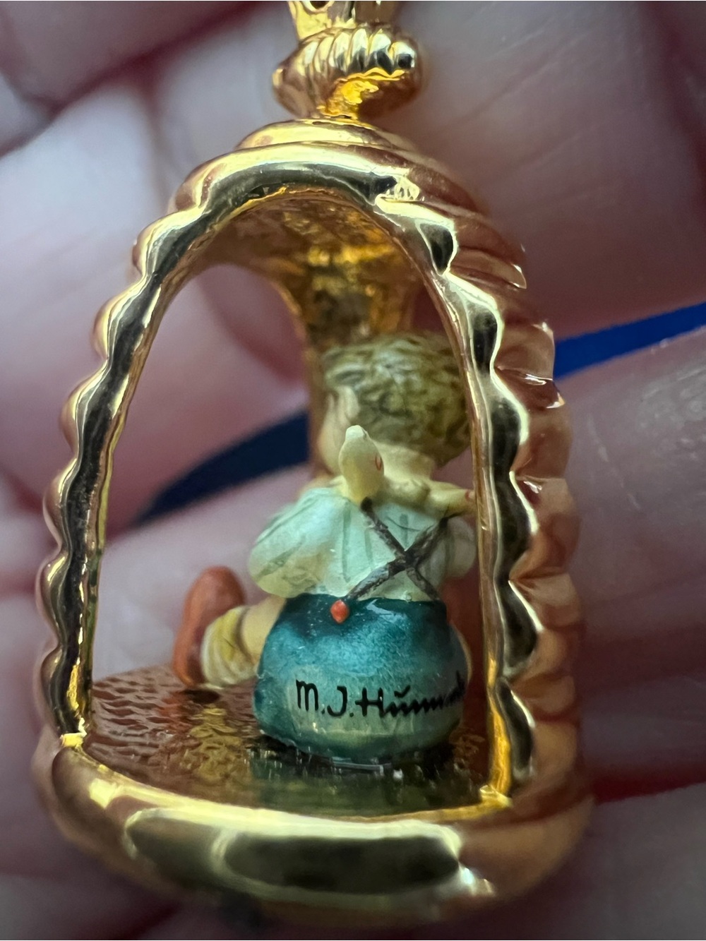 Hummel club exclusive Honey pot pendant necklace - Picture 3 of 5